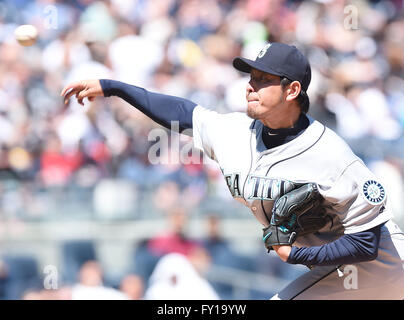 Le Bronx, New York, USA. 17 avr, 2016. Hisashi Iwakuma (navigateurs), le 17 avril 2016 - MLB : Hisashi Iwakuma des Seattle Mariners emplacements au cours de la Major League Baseball match contre les Yankees de New York au Yankee Stadium dans le Bronx, New York, United States. © AFLO/Alamy Live News Banque D'Images