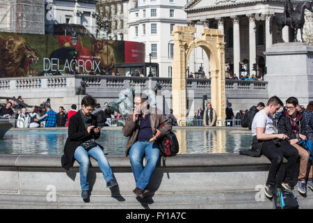 Londres, Royaume-Uni. 19 avril, 2016. Un modèle à l'échelle des deux tiers réplique de la vieille de deux millénaires de l'Arc de Triomphe à Palmyra, Syrie, a été érigée à Trafalgar Square. Il est fait de marbre égyptien et a été produit par l'Institut d'archéologie numérique à Oxford. L'original a été détruit par Daesh en Syrie. Credit : Mark Kerrison/Alamy Live News Banque D'Images