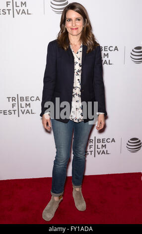 New York, USA. 19 avril, 2016. L'actrice Tina Fey assiste à la Tribeca parle des conteurs - Tina Fey avec Damian Holbrook - au cours de la 2016 Tribeca Film Festival at John Zuccotti Theatre au BMCC Tribeca Performing Arts Centre Banque D'Images