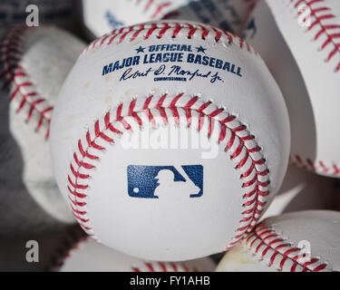 Le Bronx, New York, USA. Apr 16, 2016. MLB balle officielle, le 16 avril 2016 - La MLB : detail shot d'un MLB baseball officiel avant le match de la Ligue Majeure de Baseball entre les Mariners de Seattle et les Yankees de New York au Yankee Stadium dans le Bronx, New York, United States. © Hiroaki Yamaguchi/AFLO/Alamy Live News Banque D'Images