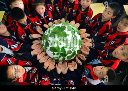 Liaoc Liaoc, CHN,. Apr 19, 2016. Shanghai, Chine - le 19 avril 2016 : (usage éditorial uniquement. Chine OUT) Self-made Green Globe. Les bénévoles viennent d'enseigner aux élèves les connaissances des 7 continents et 4 océans, le jour de la Terre est un événement annuel, célébrée le 22 avril, et jouer à des jeux, de gérer self-made globe pour célébrer la Journée de la terre, quel jour événements à travers le monde sont organisées pour montrer leur soutien pour la protection de l'environnement. En 1969, à une conférence de l'UNESCO à San Francisco, activiste de la paix John McConnell a proposé une journée pour honorer la Terre et le concept de la paix, de 016 Ã"Ãª4Ã"Ã'19Ãˆ'Â€Â™‰¶« Â½Â Â³Ã â€"ÃÃ Banque D'Images