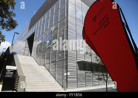 Sydney, Australie. 20 avril 2016. L'Université de Sydney a lancé son nouveau $150m Nanoscience moyeu à l'Académie australienne des sciences Président, Andrew Holmes, et Microsoft nous l'exécutif, le Dr Norm Whitaker. Les nanosciences, la physique du moyeu Sydney Rd, Université de Sydney, Sydney NSW Campus de Camperdown. Crédit : Richard Milnes/Alamy Live News Banque D'Images