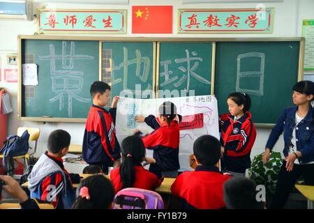 Liaoc Liaoc, CHN,. Apr 19, 2016. Shanghai, Chine - le 19 avril 2016 : (usage éditorial uniquement. Hors de la Chine), les élèves jouent à des jeux. Les bénévoles viennent d'enseigner aux élèves les connaissances des 7 continents et 4 océans, le jour de la Terre est un événement annuel, célébrée le 22 avril, et jouer à des jeux, de gérer self-made globe pour célébrer la Journée de la terre, quel jour événements à travers le monde sont organisées pour montrer leur soutien pour la protection de l'environnement. En 1969, à une conférence de l'UNESCO à San Francisco, activiste de la paix John McConnell a proposé une journée pour honorer la Terre et le concept de la paix, de 016 Ã"Ãª4Ã"Ã'19Ãˆ'Â€Â™‰¶Â½Â Â"ÃÃ"Â³Ã Â€€Â™ Banque D'Images