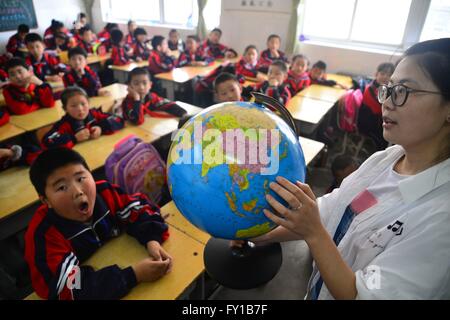 Liaoc Liaoc, CHN,. Apr 19, 2016. Shanghai, Chine - le 19 avril 2016 : (usage éditorial uniquement. La CHINE) Un bénévole est leur enseignant. Les bénévoles viennent d'enseigner aux élèves les connaissances des 7 continents et 4 océans, le jour de la Terre est un événement annuel, célébrée le 22 avril, et jouer à des jeux, de gérer self-made globe pour célébrer la Journée de la terre, quel jour événements à travers le monde sont organisées pour montrer leur soutien pour la protection de l'environnement. En 1969, à une conférence de l'UNESCO à San Francisco, activiste de la paix John McConnell a proposé une journée pour honorer la Terre et le concept de la paix, de 016 Ã"Ãª4Ã"Ã'19Ãˆ'Â€Â™‰¶Â"Ã Â½Â Banque D'Images