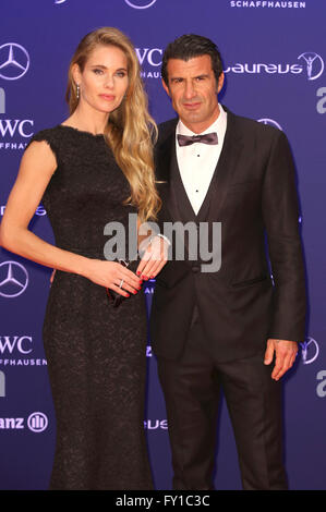 Luis Figo et épouse Helen Svedin participant à la 17e Laureus World Sports Awards 2016 au Palais des Congrès de Berlin le 18 avril 2016 à Berlin, Allemagne. Banque D'Images