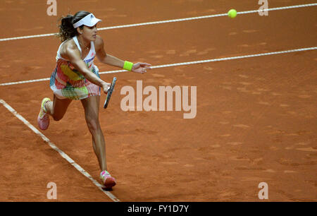 Stuttgart, Allemagne. Apr 19, 2016. La Serbie Ana Ivanovic en action lors de son premier match contre Witthoeft de l'Allemagne à l'ATA avec ses tons de tennis à Stuttgart, Allemagne, 19 avril 2016. Photo : MARIJAN MURAT/dpa/Alamy Live News Banque D'Images