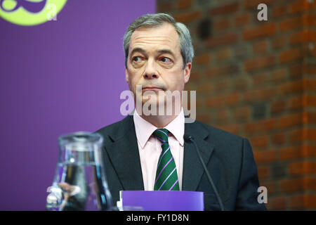 Londres, Royaume-Uni. 19 avril, 2016. Leader de l'UKIP Nigel Farage rejoint Peter Whittle, candidat à la mairie de Londres et l'UKIP Assemblée de Londres équipe de lancer son programme électoral de Londres au Centre Emmanuel à Westminster. Credit : Dinendra Haria/Alamy Live News Banque D'Images