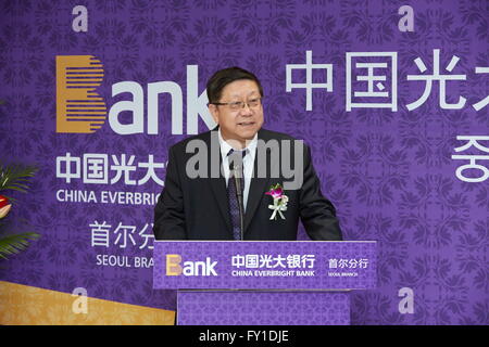 Séoul, Corée du Sud. 20 avr, 2016. Tang Shuangning, président de China Everbright Group, traite de la cérémonie d'ouverture des succursales de Séoul de la China Everbright Bank à Séoul, capitale de Corée du Sud, le 20 avril 2016. La cérémonie d'ouverture a marqué la China Everbright Bank en matière de saisie sur le marché de la Corée du Sud. © Xinhua/Alamy Live News Banque D'Images