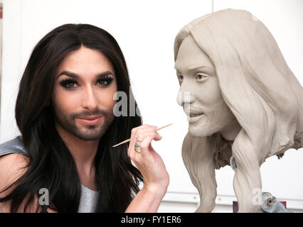 Document - un document photo datée d'août 2015 disponible le 20 avril 2016 par Madame Tussauds Berlin montre chanteur autrichien Conchita Wurst posant à côté d'un modèle de sa tête. La figure de cire du gagnant du Concours Eurovision de la Chanson 2014 a déjà été réalisée et est habituellement exposée au musée Madame Tussauds à Vienne, en Autriche, mais s'installe à Berlin, Allemagne, pour trois mois, le musée de cire a dit le 20 avril 2016. Photo : Madame Tussauds Berlin/dpa (à l'ATTENTION DES RÉDACTEURS : pour un usage éditorial uniquement dans le cadre de Madame Tussauds/crédits obligatoires : 'Madame Tussauds Berlin/dpa') Banque D'Images