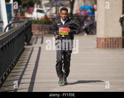 Tower Hotel, Londres, Royaume-Uni. 20 avril, 2016. Ghirmay Ghebreslassie (IRA). Photocall avec l'élite hommes porteur avant la Vierge Argent Marathon de Londres le dimanche 24 avril. Credit : sportsimages/Alamy Live News Banque D'Images