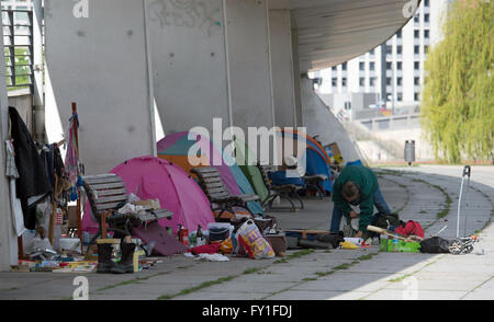 Les sans-abri ont dressé leurs tentes sous un pont dans le quartier du gouvernement à Berlin, Allemagne, 18 avril 2016. Les experts sont l'observation d'une augmentation de la population des sans-abri à Berlin. Photo : PAUL ZINKEN/dpa Banque D'Images