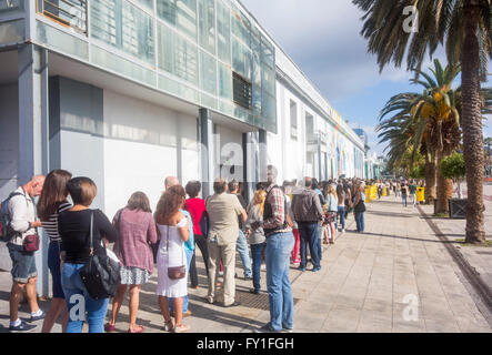 Las Palmas, Gran Canaria, Espagne. 20 avril, 2016. Casting pour nouveau film de Brad Pitt à Las Palmas, Gran Canaria, Îles Canaries, Espagne, le 20 avril 2016. D'énormes files d'attente en casting a lieu à Las Palmas pour le prochain film, Allied, avec Brad Piitt et Marion Cotillard. Certaines scènes seront filmées à Las Palmas. Le film sera réalisé par Robert Zemeckis Crédit : Alan Dawson News/Alamy Live News Banque D'Images