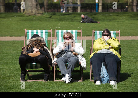 Londres, Royaume-Uni. 20 avril, 2016. Météo France : le soleil à St Jame's Park Londres profitez des températures chaudes de 15 °C (59 °F), comme la majorité du sud de l'Angleterre est en panier soleil. Credit : Clickpics/Alamy Live News Banque D'Images