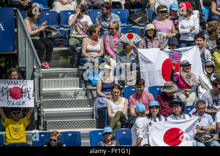 Barcelone, Catalogne, Espagne. 20 avr, 2016. fans de Kei Nishikori (JAP) soutenir leur idole avec leurs bannières lors de la 2e ronde de l'Open de Barcelone Banc Sabadell' 2016. Nishikori gagne 6-4, 6-2 Crédit : Matthias Rickenbach/ZUMA/Alamy Fil Live News Banque D'Images