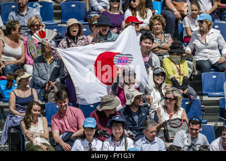 Barcelone, Catalogne, Espagne. 20 avr, 2016. fans de Kei Nishikori (JAP) soutenir leur idole avec leurs bannières lors de la 2e ronde de l'Open de Barcelone Banc Sabadell' 2016. Nishikori gagne 6-4, 6-2 Crédit : Matthias Rickenbach/ZUMA/Alamy Fil Live News Banque D'Images