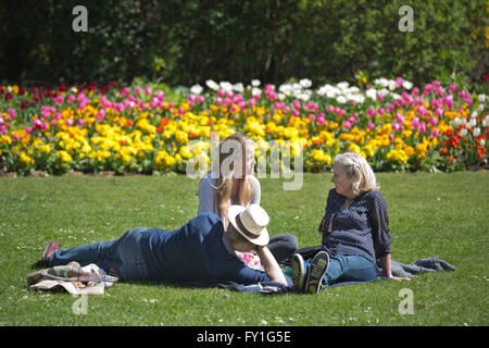 Londres, Royaume-Uni. 20 avril, 2016. Météo France : le soleil à St Jame's Park Londres profitez des températures chaudes de 15 °C (59 °F), comme la majorité du sud de l'Angleterre est en panier soleil. Credit : Clickpics/Alamy Live News Banque D'Images