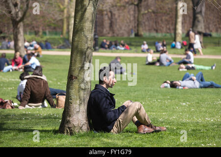 Londres, Royaume-Uni. 20 avril, 2016. Météo France : le soleil à St Jame's Park Londres profitez des températures chaudes de 15 °C (59 °F), comme la majorité du sud de l'Angleterre est en panier soleil. Credit : Clickpics/Alamy Live News Banque D'Images