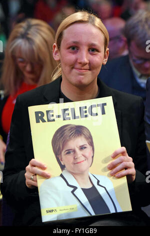 Edinburgh, Ecosse, Royaume-Uni, 20, avril 2016. The UK's plus jeune député, 21 ans, est titulaire d'un noir Mhairi copie de la SNP manifeste pour les élections au parlement écossais à son lancement en face d'un auditoire invité de 1400 supporters, Crédit : Ken Jack / Alamy Live News Banque D'Images