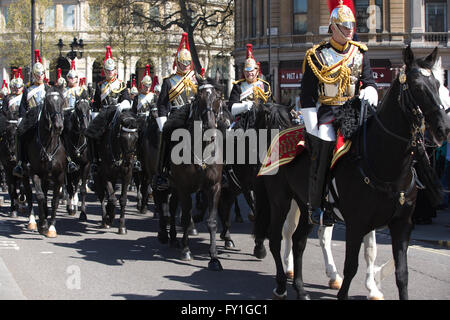 Londres, Royaume-Uni. 20 avril, 2016. Les membres de la cavalerie de famille passent par Londres en une cérémonie de l'exercice de leur droit à la liberté de la ville de Londres, London, England, UK Crédit : Clickpics/Alamy Live News Banque D'Images