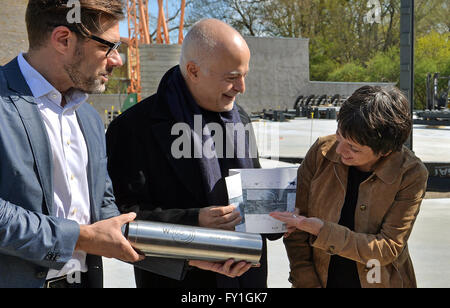 Directeur de l'association 'Reformationsjubilaeum 2017 e.V.' Ulrich Schneider (L-R), panorama artiste Yadegar Asisi, et l'ambassadeur de l'Église évangélique en Allemagne (EKD) Conseil pour le 2017 anniversaire de la réforme, Margot Kaessmann, insérez un concept esquisse pour le panorama 1517 de l'oeuvre 'Luther' dans une capsule au cours de l'inauguration des travaux pour la rotonde du Panorama, à Wittenberg, Allemagne, 20 avril 2016. L'image panoramique peut être vu ici jusqu'à l'automne 2016. Au cours de l'année prochaine Wittenberg sera entièrement caractérisée par l'anniversaire de la réforme. Photo : HENDRIK SCHMIDT/dpa Banque D'Images