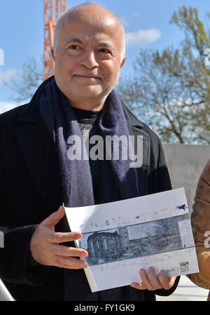 Wittenberg, Allemagne. 20 avr, 2016. Yadegar Asisi artiste Panorama insère une maquette pour le concept d'art panorama 1517 'Luther' dans une capsule au cours de l'inauguration des travaux pour la rotonde du Panorama, à Wittenberg, Allemagne, 20 avril 2016. L'image panoramique peut être vu ici jusqu'à l'automne 2016. Au cours de l'année prochaine Wittenberg sera entièrement caractérisée par l'anniversaire de la réforme. Photo : HENDRIK SCHMIDT/dpa/Alamy Live News Banque D'Images