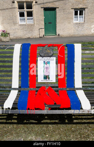 Fairford, UK. 20 avril 2016. L'Institut de la femme en hommage à la reine pour son 90e anniversaire le 21 avril de cette année. le wifi ont des écharpes tricotées en rouge, blanc et bleu, pourpre et pompons de laine représentant les abeilles et la ruche. Ils ont décoré la ville de Cotswold et avec ces photos de la reine de célébrer son anniversaire et les traditions dans le tricotage de Fairford. wifi dans le Gloucestershire était connue comme une ville de la laine et est toujours dans une zone d'élevage de moutons. crédit : flo smith/Alamy live news Banque D'Images