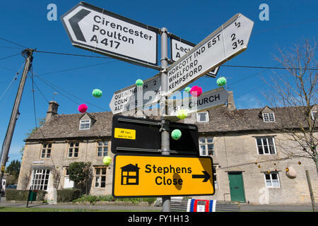 Fairford, UK. 20 avril 2016. L'Institut de la femme en hommage à la reine pour son 90e anniversaire le 21 avril de cette année. le wifi ont des écharpes tricotées en rouge, blanc et bleu, pourpre et pompons de laine représentant les abeilles et la ruche. Ils ont décoré la ville de Cotswold et avec ces photos de la reine de célébrer son anniversaire et les traditions dans le tricotage de Fairford. wifi dans le Gloucestershire était connue comme une ville de la laine et est toujours dans une zone d'élevage de moutons. crédit : flo smith/Alamy live news Banque D'Images