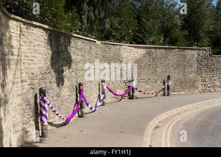 Fairford, UK. 20 avril 2016. L'Institut de la femme en hommage à la reine pour son 90e anniversaire le 21 avril de cette année. le wifi ont des écharpes tricotées en rouge, blanc et bleu, pourpre et pompons de laine représentant les abeilles et la ruche. Ils ont décoré la ville de Cotswold et avec ces photos de la reine de célébrer son anniversaire et les traditions dans le tricotage de Fairford. wifi dans le Gloucestershire était connue comme une ville de la laine et est toujours dans une zone d'élevage de moutons. crédit : flo smith/Alamy live news Banque D'Images