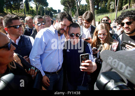 Rome, Italie. 20 avril, 2016. Matteo Salvini prendre une Rome selfies 20e avril 2016. Matteo Salvini répond aux colporteurs au Colisée. Credit : Insidefoto/Alamy Live News Banque D'Images