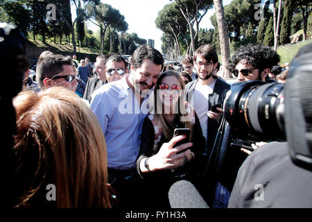 Rome, Italie. 20 avril, 2016. Matteo Salvini prendre une Rome selfies 20e avril 2016. Matteo Salvini répond aux colporteurs au Colisée. Credit : Insidefoto/Alamy Live News Banque D'Images