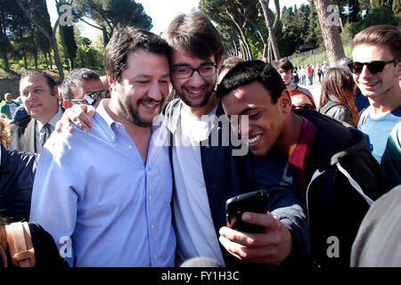 Rome, Italie. 20 avril, 2016. Matteo Salvini prendre une Rome selfies 20e avril 2016. Matteo Salvini répond aux colporteurs au Colisée. Credit : Insidefoto/Alamy Live News Banque D'Images