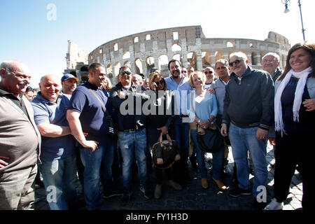 Rome, Italie. 20 avril, 2016. Matteo Salvini et les colporteurs Rome le 20 avril 2016. Matteo Salvini répond aux colporteurs au Colisée. Credit : Insidefoto/Alamy Live News Banque D'Images