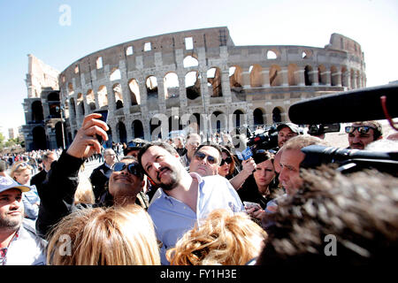 Rome, Italie. 20 avril, 2016. Matteo Salvini prendre une Rome selfies 20e avril 2016. Matteo Salvini répond aux colporteurs au Colisée. Credit : Insidefoto/Alamy Live News Banque D'Images