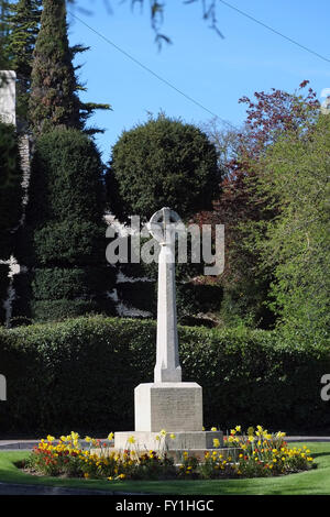 Cheltenham, Gloucestershire, Angleterre, Royaume-Uni ; 20 avril 2016. Beau temps de printemps ce soir dans le village de Southam situé dans la périphérie de Cheltenham. Les jonquilles sont en fleurs autour du monument commémoratif de guerre en pierre sur la place du village. Crédit : Andrew Lockie/Alamy Live News Banque D'Images