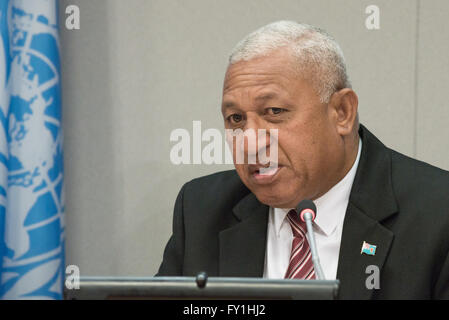 Siège de l'ONU, New York, USA. 20 avril, 2016. Josaia Voreqe Bainimarama parle à la presse. Credit : PACIFIC PRESS/Alamy Live News Banque D'Images