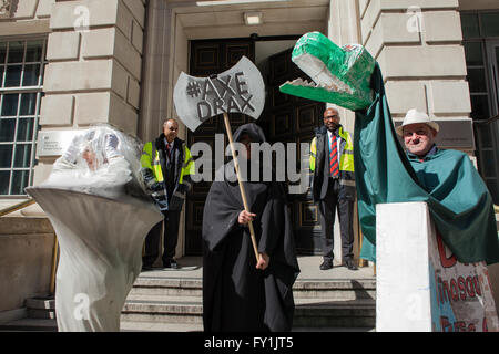 Londres, Royaume-Uni. 20 avril, 2016. Les protestataires manifester devant le ministère de l'énergie et le changement climatique à Londres au sujet des subventions du gouvernement pour le Drax Power Station dans le Yorkshire. Jo Syz/Alamy Live News Banque D'Images