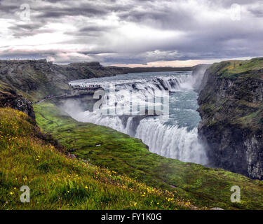 Le Canyon de la rivière Hvita, sud-ouest de l'Islande, Islande. 4 Août, 2015. La célèbre cascade Gullfoss (Chutes d'or) dans la Hvita (blanc) River canyon dans le sud-ouest de l'Islande est alimenté par l', Langjökull le deuxième plus grand glacier d'Islande. Désignée comme une réserve naturelle à préserver en permanence, Gullfoss, avec Thingvellir et les geysers de formes de Haukadalur le cercle d'or une journée de visite touristique populaire. Le tourisme est devenu un secteur en pleine croissance de l'économie. © Arnold Drapkin/ZUMA/Alamy Fil Live News Banque D'Images