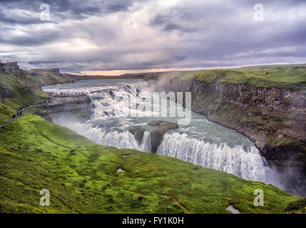 Le Canyon de la rivière Hvita, sud-ouest de l'Islande, Islande. 4 Août, 2015. La célèbre cascade Gullfoss (Chutes d'or) dans la Hvita (blanc) River canyon dans le sud-ouest de l'Islande est alimenté par l', Langjökull le deuxième plus grand glacier d'Islande. Désignée comme une réserve naturelle à préserver en permanence, Gullfoss, avec Thingvellir et les geysers de formes de Haukadalur le cercle d'or une journée de visite touristique populaire. Le tourisme est devenu un secteur en pleine croissance de l'économie. © Arnold Drapkin/ZUMA/Alamy Fil Live News Banque D'Images