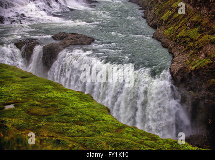 4 août 2015 - Le livre blanc de la partie inférieure de l'eau cascade emblématique Gullfoss (Chutes d'Or) situé dans la Hvita (blanc) River canyon dans le sud-ouest de l'Islande. Langjökull alimenté par la, le deuxième plus grand glacier en Islande et désignée comme une réserve naturelle à préserver en permanence, Gullfoss, avec Thingvellir et les geysers de formes de Haukadalur le cercle d'or une journée de visite touristique populaire. Le tourisme est devenu un secteur en pleine croissance de l'économie. © Arnold Drapkin/ZUMA/Alamy Fil Live News Banque D'Images