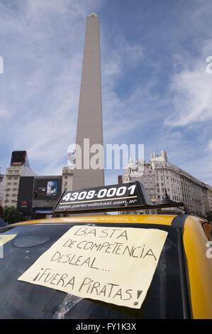 Buenos Aires, Argentine. 20 avr, 2016. Les chauffeurs de taxi bloquer l'intersection de 9 de Julio et de Corrientes Avenue au centre-ville de Buenos Aires pour protester contre l'Uber. Credit : Patricio Murphy/ZUMA/Alamy Fil Live News Banque D'Images