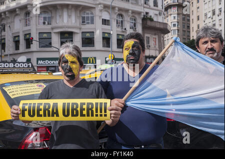 Buenos Aires, Argentine. 20 avr, 2016. Les chauffeurs de taxi bloquer l'intersection de 9 de Julio et de Corrientes Avenue au centre-ville de Buenos Aires pour protester contre l'Uber. Credit : Patricio Murphy/ZUMA/Alamy Fil Live News Banque D'Images