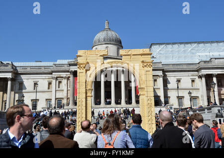 Londres, Royaume-Uni, 20 avril 2016 La foule renverser sur une journée ensoleillée pour voir une réplique d'une république monument, vieux de deux millénaires et détruit par de soi-disant Etat islamique en Syrie, a été érigée à Trafalgar Square de Londres.Le modèle à l'échelle de l'Arc de Triomphe à Palmyre en Syrie a été fabriqué à partir de marbre égyptien par l'Institut d'archéologie numérique (IDA) en utilisant la technologie 3D, basée sur des photos de l'écran d'origine. Credit : JOHNNY ARMSTEAD/Alamy Live News Banque D'Images