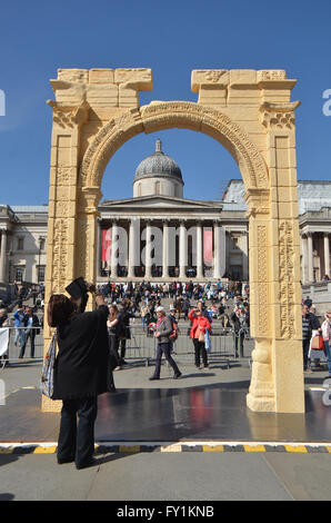 Londres, Royaume-Uni, 20 avril 2016 La foule renverser sur une journée ensoleillée pour voir une réplique d'une république monument, vieux de deux millénaires et détruit par de soi-disant Etat islamique en Syrie, a été érigée à Trafalgar Square de Londres.Le modèle à l'échelle de l'Arc de Triomphe à Palmyre en Syrie a été fabriqué à partir de marbre égyptien par l'Institut d'archéologie numérique (IDA) en utilisant la technologie 3D, basée sur des photos de l'écran d'origine. Credit : JOHNNY ARMSTEAD/Alamy Live News Banque D'Images