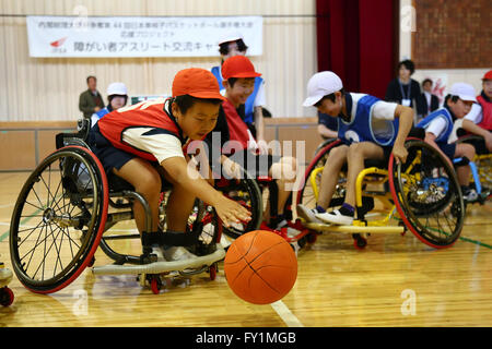 Tokyo, Japon. Le projet vise à accroître la sensibilisation de l'invalidité des sports et attirer les enfants à la 44e Championnat de basket-ball en fauteuil roulant du Japon qui commence en mai. 20 avr, 2016. Vue générale, le basket-ball en fauteuil roulant : Le Comité Paralympique Japonais (JPC) donne la possibilité aux élèves du primaire à Shibuya pour découvrir le basket-ball en fauteuil roulant le 20 avril 2016 à Tokyo, Japon. Le projet vise à accroître la sensibilisation de l'invalidité des sports et attirer les enfants à la 44e Championnat de basket-ball en fauteuil roulant du Japon qui commence en mai. © Ito Shingo/AFLO SPORT/Alamy Live News Banque D'Images