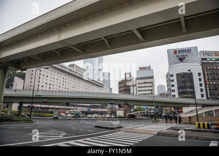 En vertu de la rue Sotobori Shuto Expressway, route 4 dans la ville de Tokyo, Japon Banque D'Images