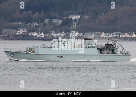 Le HMS Grimsby (M108), une classe de Sandown, destiné au chasseur de la Marine royale, part pour l'exercice Joint Warrior 16-1. Banque D'Images