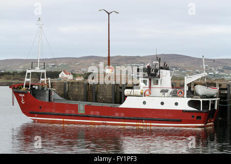 L'Arranmore ferry 'Rhum' dans le port de Burtonport, comté de Donegal, Irlande. Banque D'Images