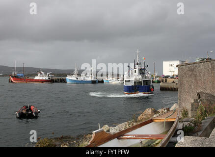 L'Burtonport à Arranmore ferry 'Morvern" de quitter le port de Burtonport, comté de Donegal, Irlande. Banque D'Images