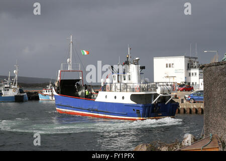 L'Burtonport à Arranmore ferry 'Morvern" de quitter le port de Burtonport, comté de Donegal, Irlande. Banque D'Images