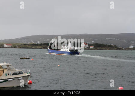 L'Burtonport à Arranmore ferry 'Morvern" de quitter le port de Burtonport, comté de Donegal, Irlande. Banque D'Images